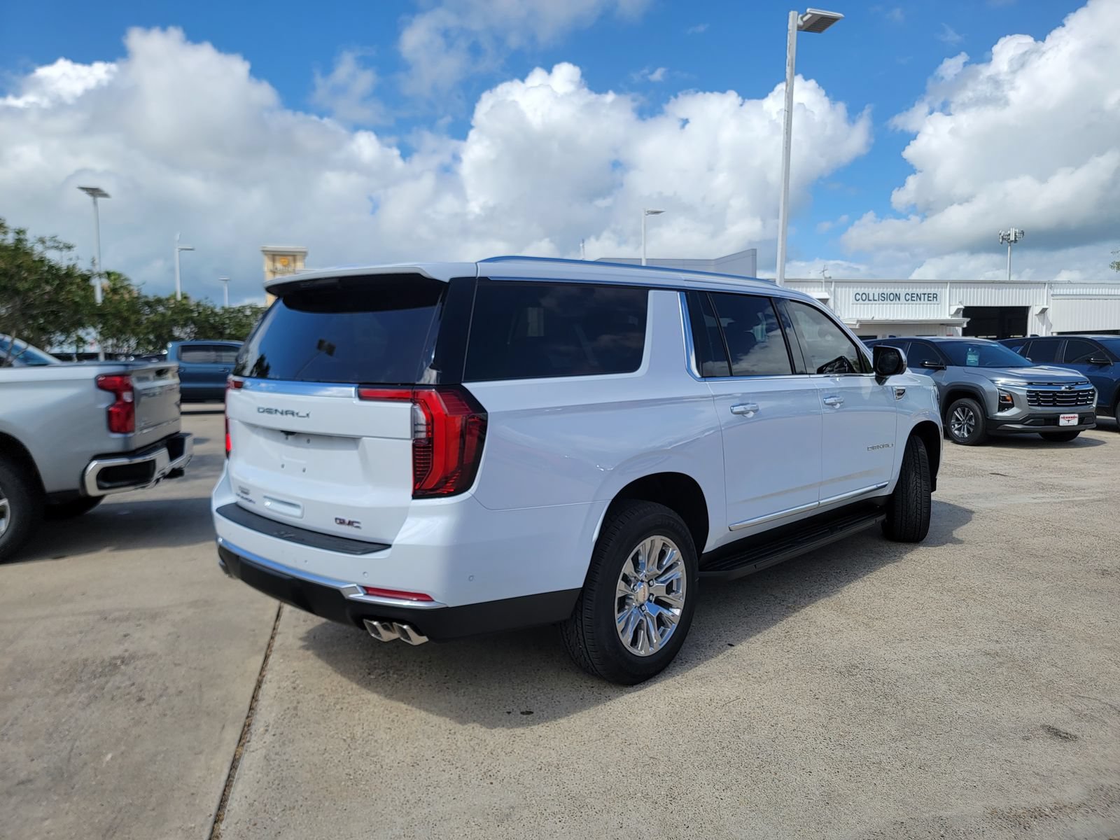 New 2026 GMC Yukon XL Denali w/ LPO, Floor Liner Package AWD/4WD image 7