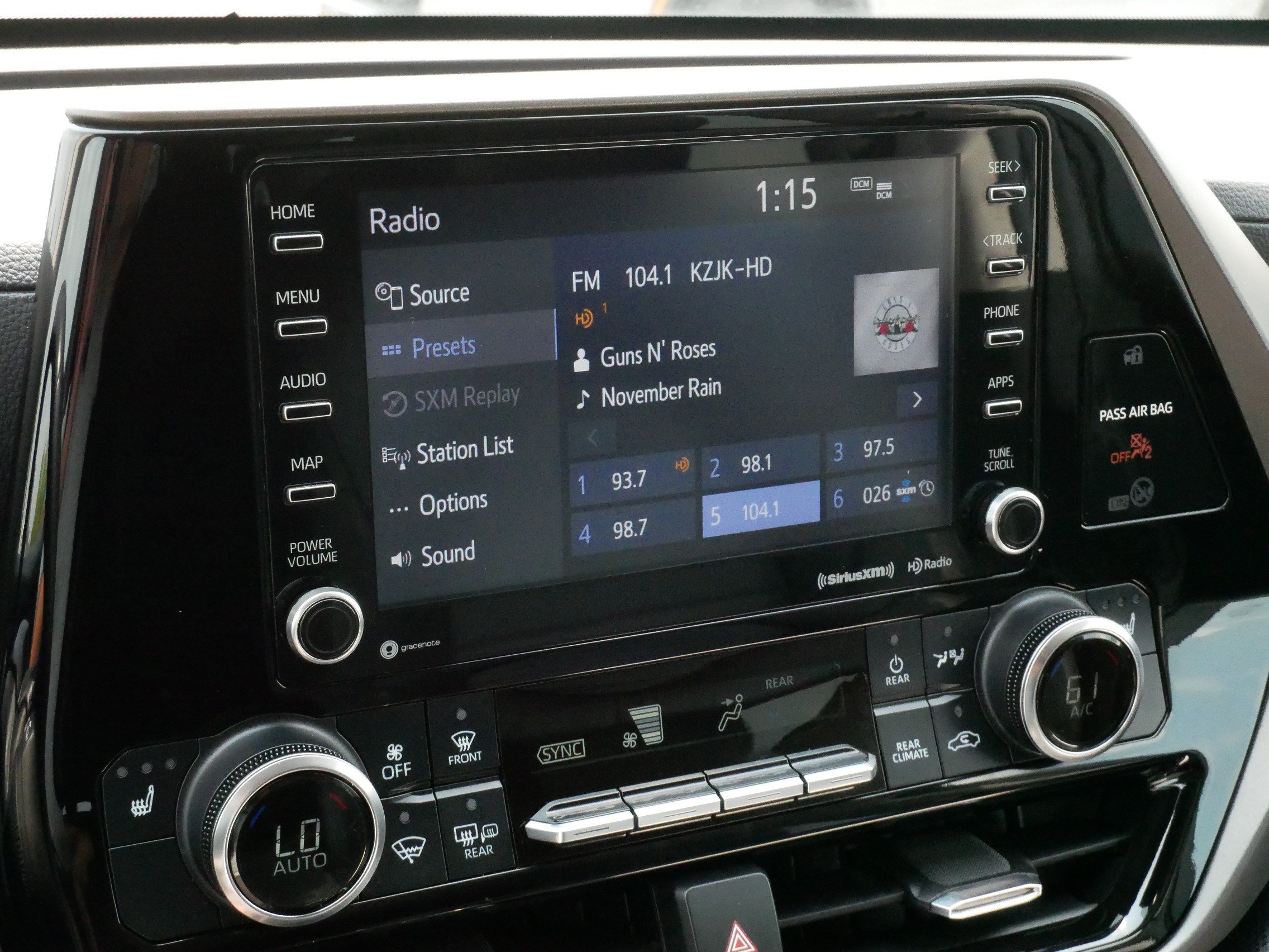 Used 2022 Toyota Highlander XLE AWD/4WD image 22