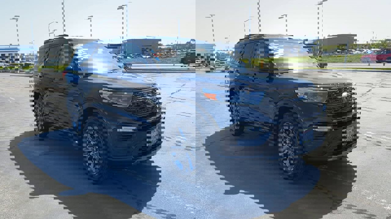 Used 2022 Ford Explorer XLT w/ Equipment Group 202A image 8