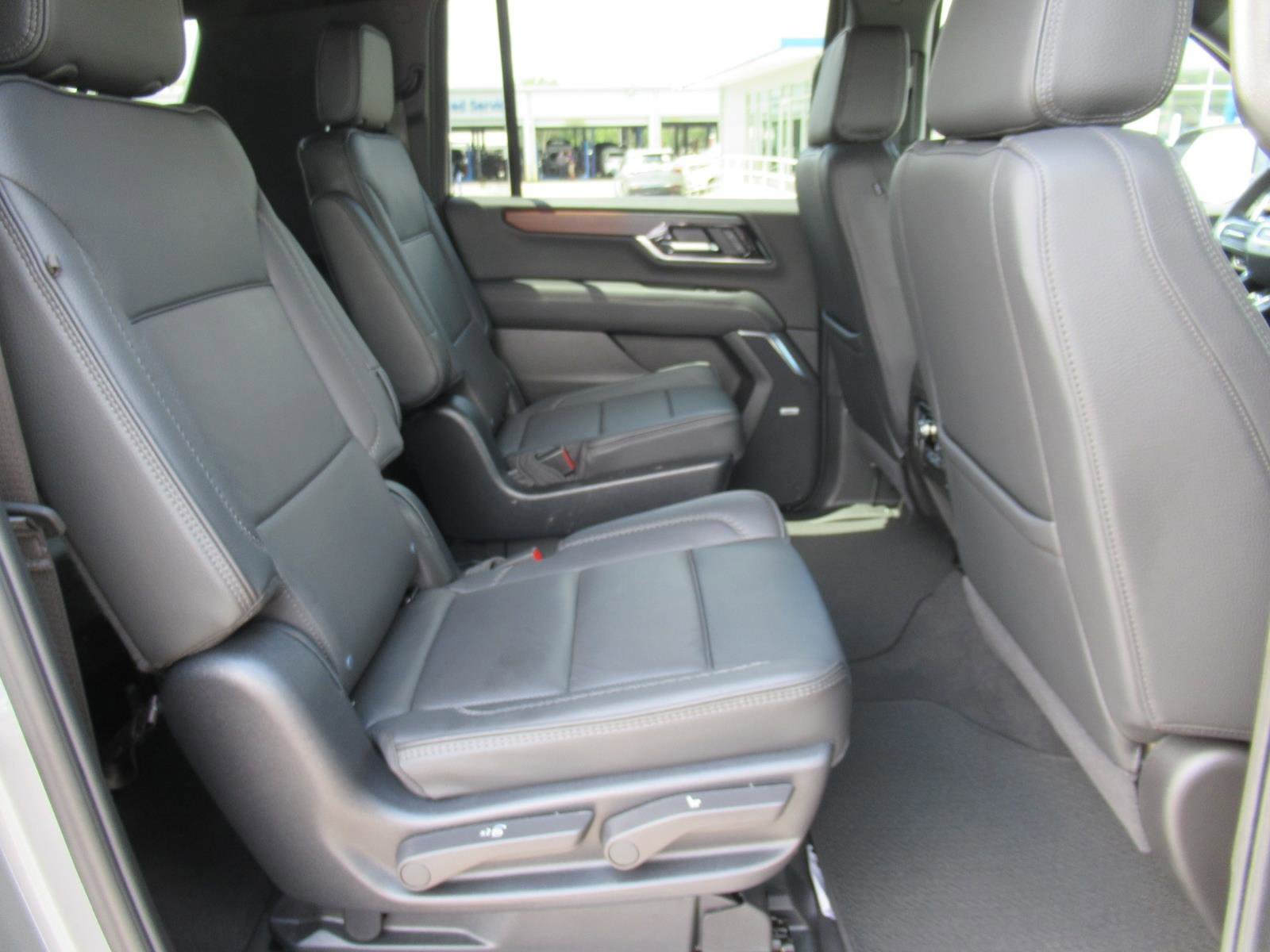 Used 2025 GMC Yukon XL Denali AWD/4WD image 32