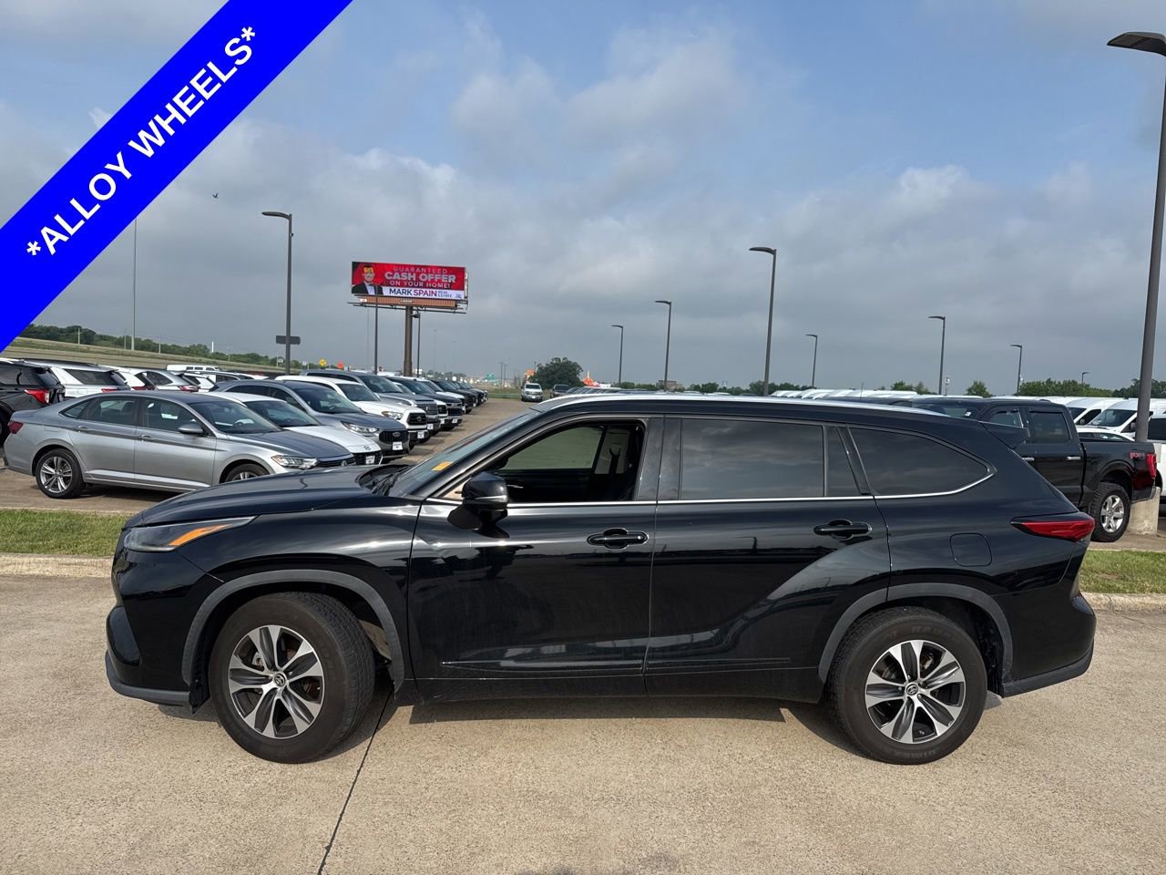 Used 2021 Toyota Highlander XLE FWD image 3