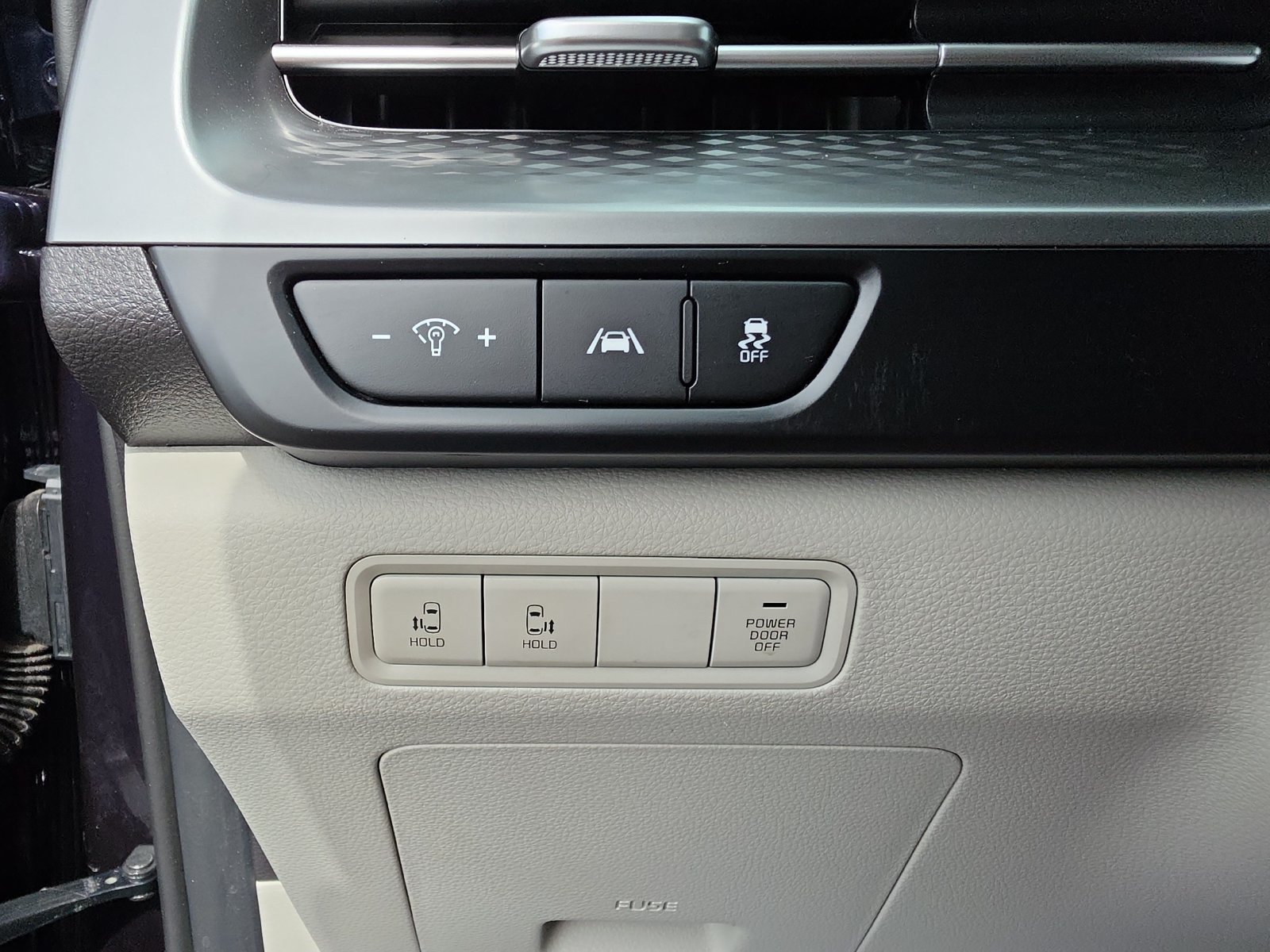 Used 2024 Kia Carnival LX FWD image 18