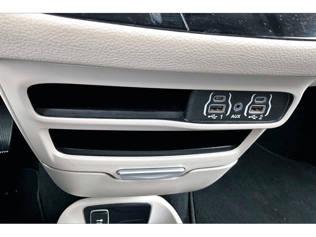 Certified 2024 Chrysler Pacifica Select image 29
