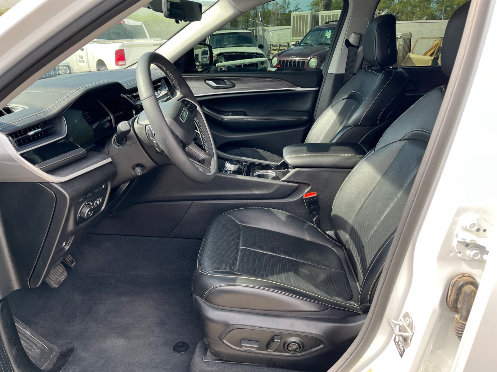 Certified 2022 Jeep Grand Cherokee Limited 4xe w/ Luxury Tech Group II AWD/4WD image 14