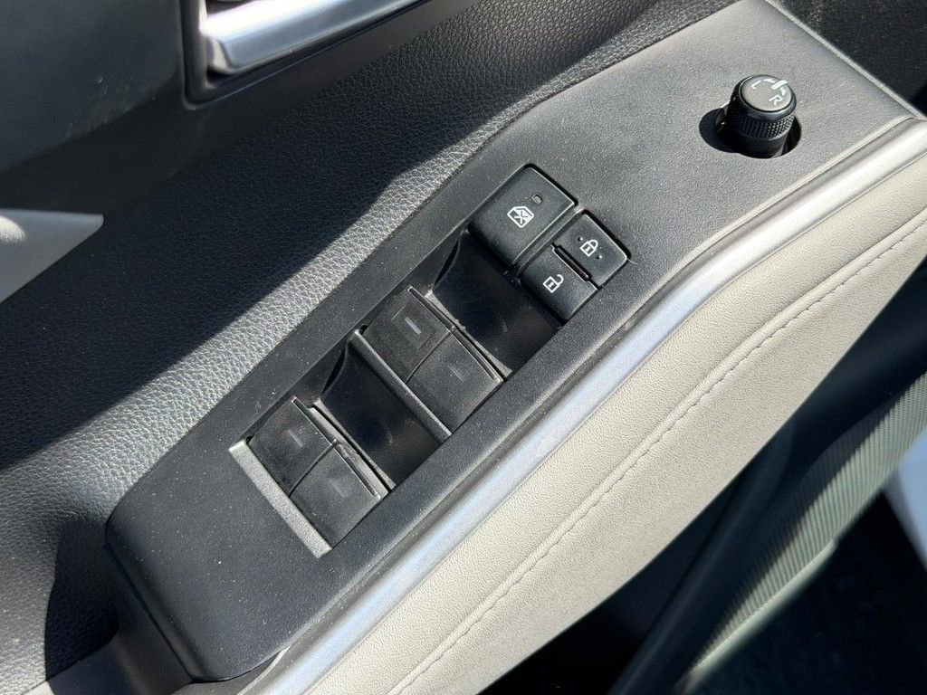 Used 2022 Toyota Highlander XLE AWD/4WD image 17