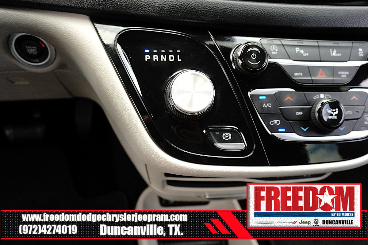 Used 2024 Chrysler Pacifica Touring-L FWD image 24