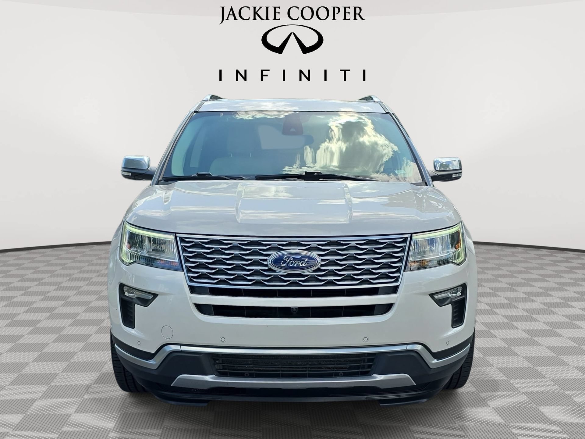 Used 2018 Ford Explorer Platinum AWD/4WD image 2