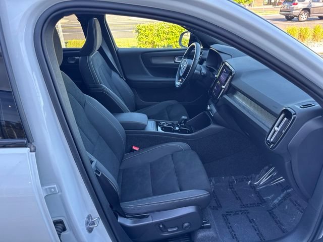 Certified 2025 Volvo XC40 B5 Plus AWD/4WD image 15