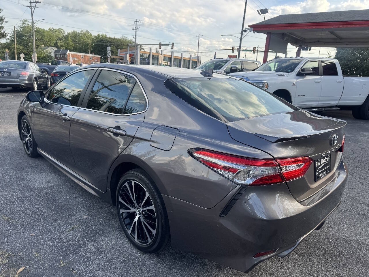 Used 2019 Toyota Camry SE FWD image 6