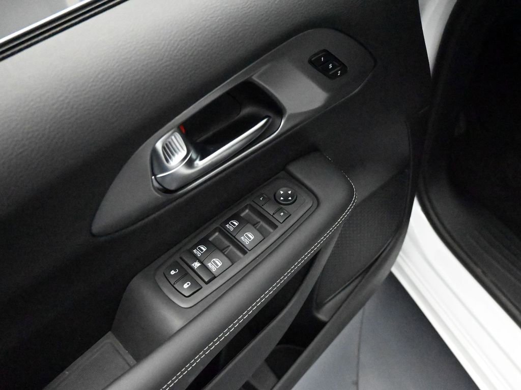 Used 2025 Chrysler Pacifica Select FWD image 13