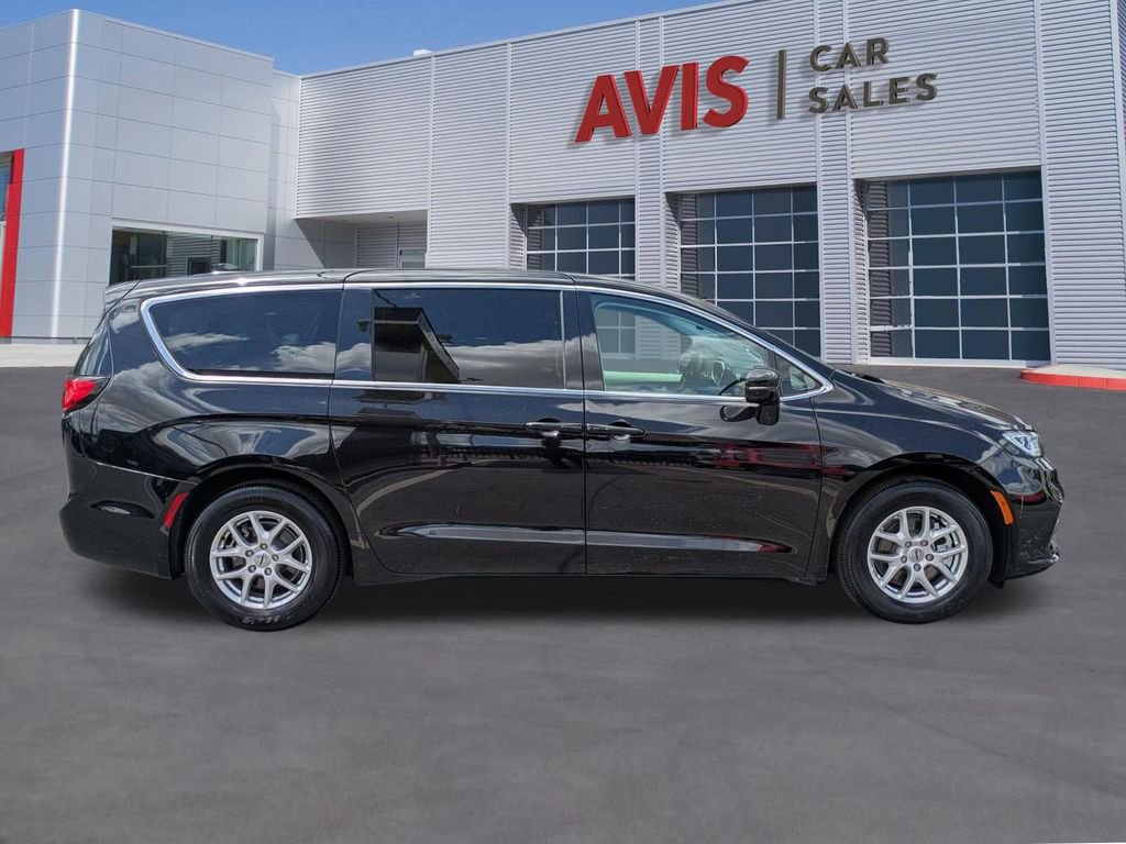 Used 2024 Chrysler Pacifica Touring-L FWD image 5