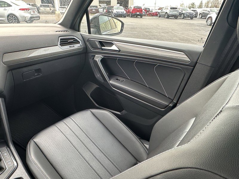 Used 2024 Volkswagen Tiguan SE R-Line w/ MDO Package, Two-Row image 18