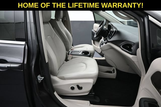 Used 2018 Chrysler Pacifica Touring-L Plus FWD image 51