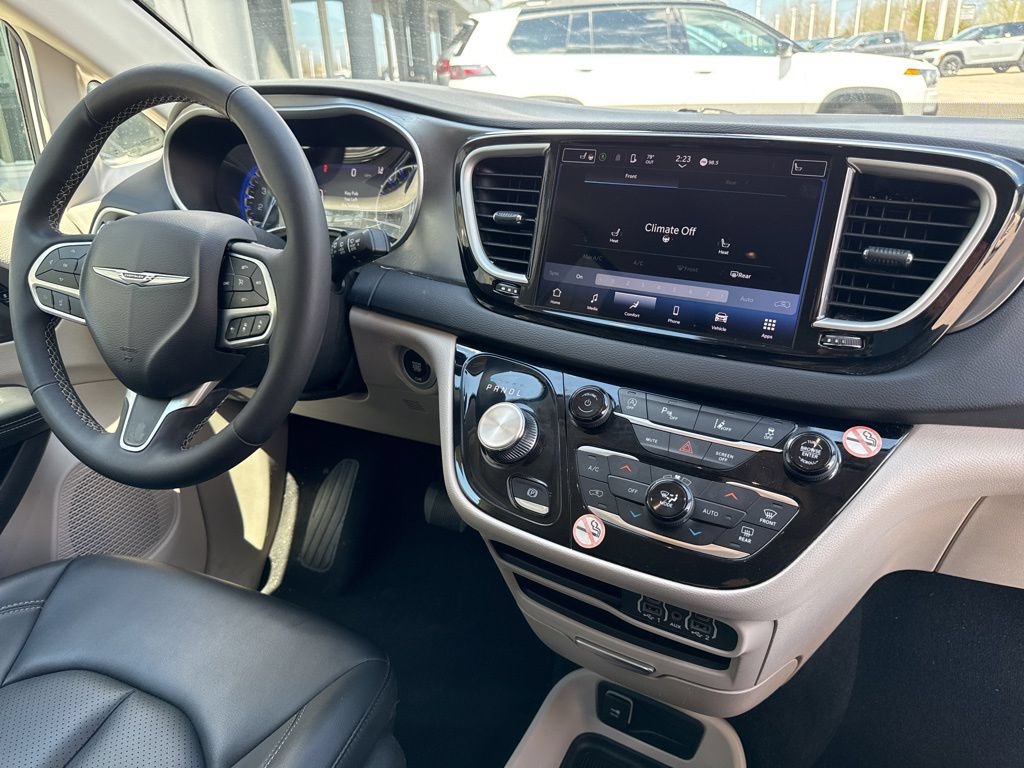 Used 2024 Chrysler Pacifica Touring-L FWD image 37