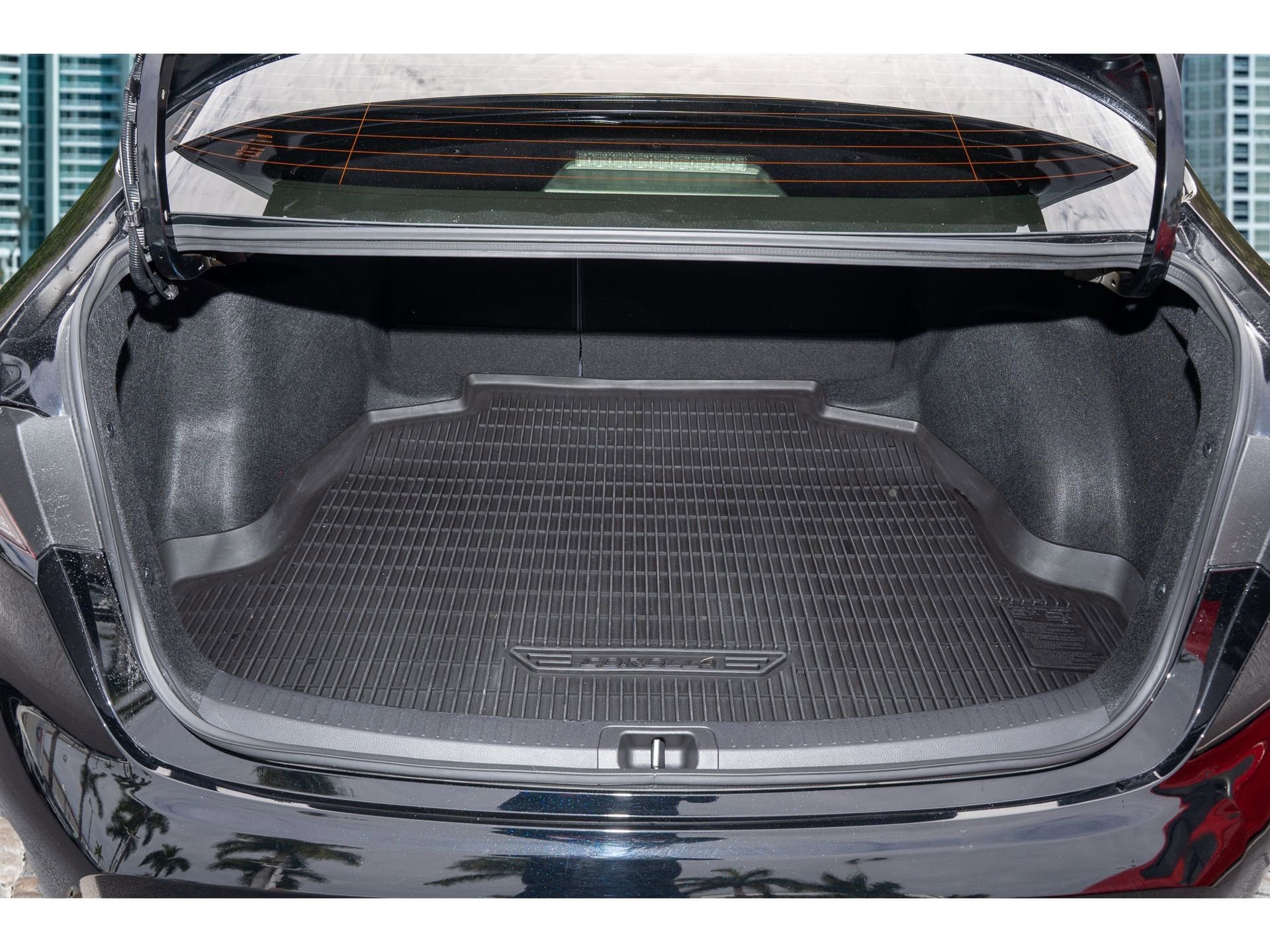 Used 2025 Toyota Corolla SE w/ SE Premium Package image 9