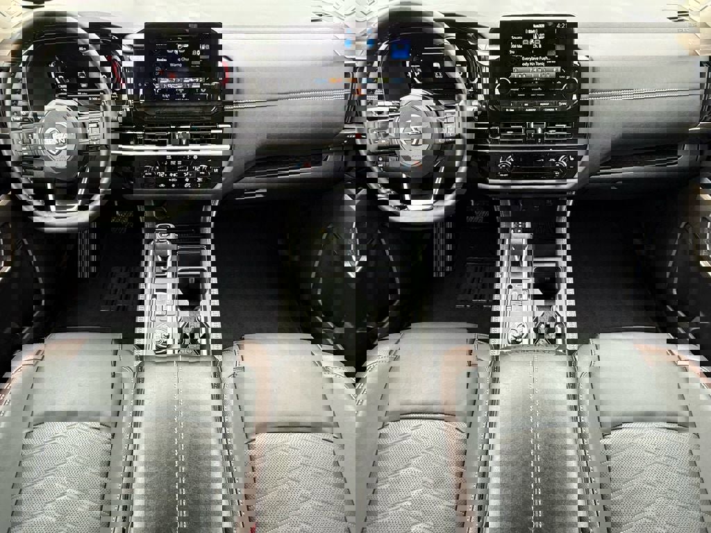 Used 2025 Nissan Pathfinder Platinum image 16