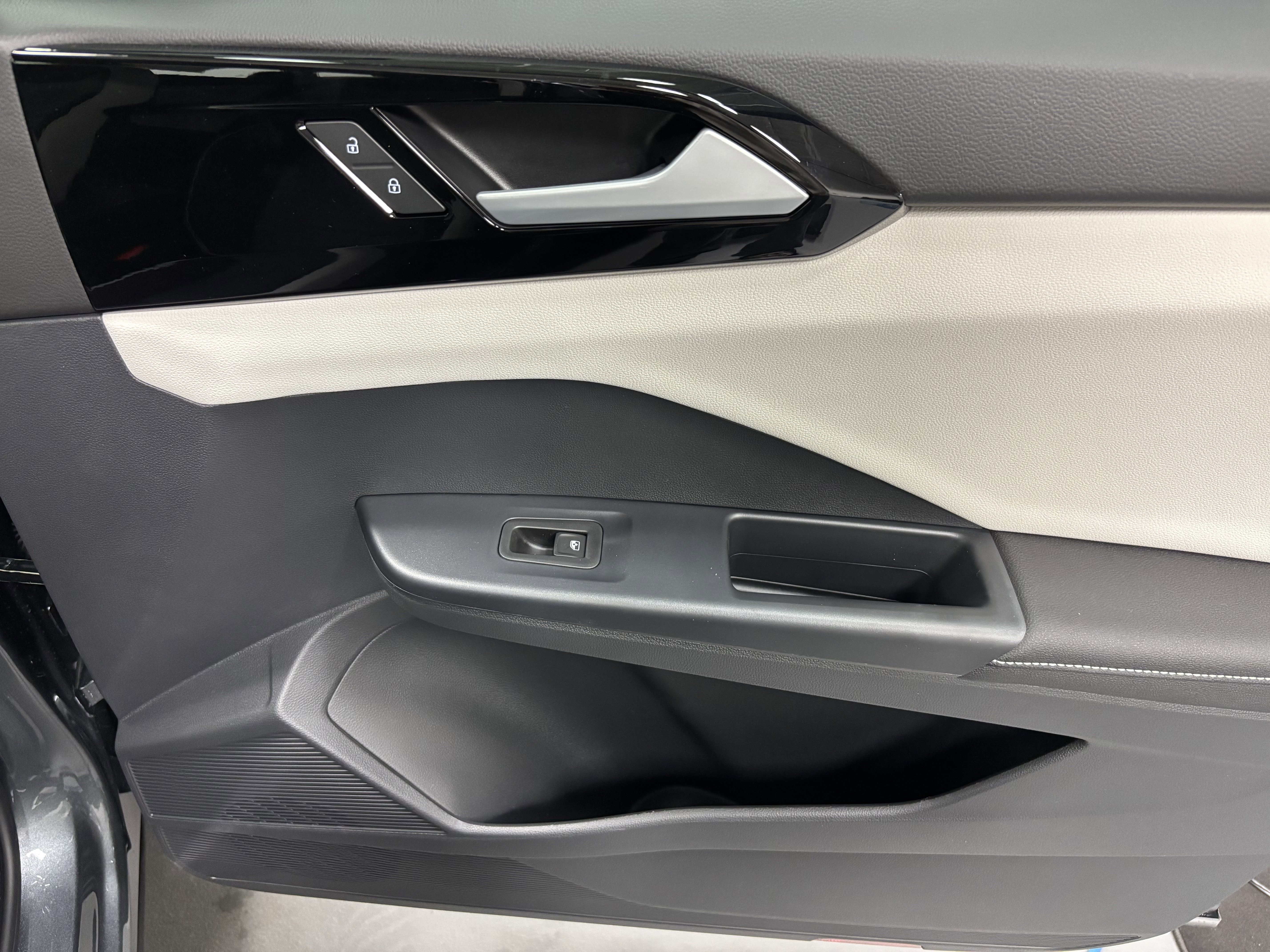 New 2025 Volkswagen Taos S image 10