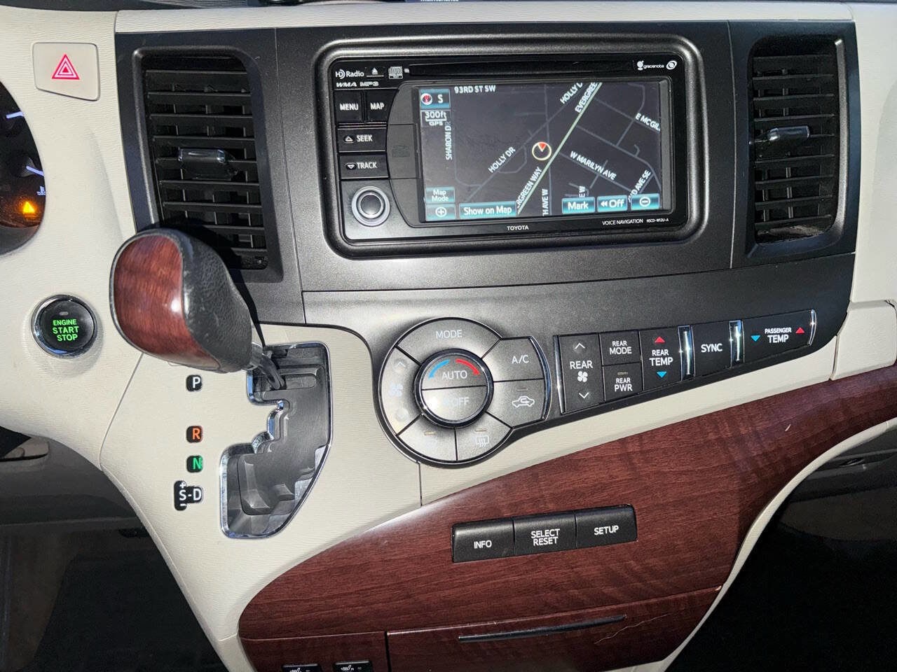 Used 2014 Toyota Sienna XLE FWD image 16