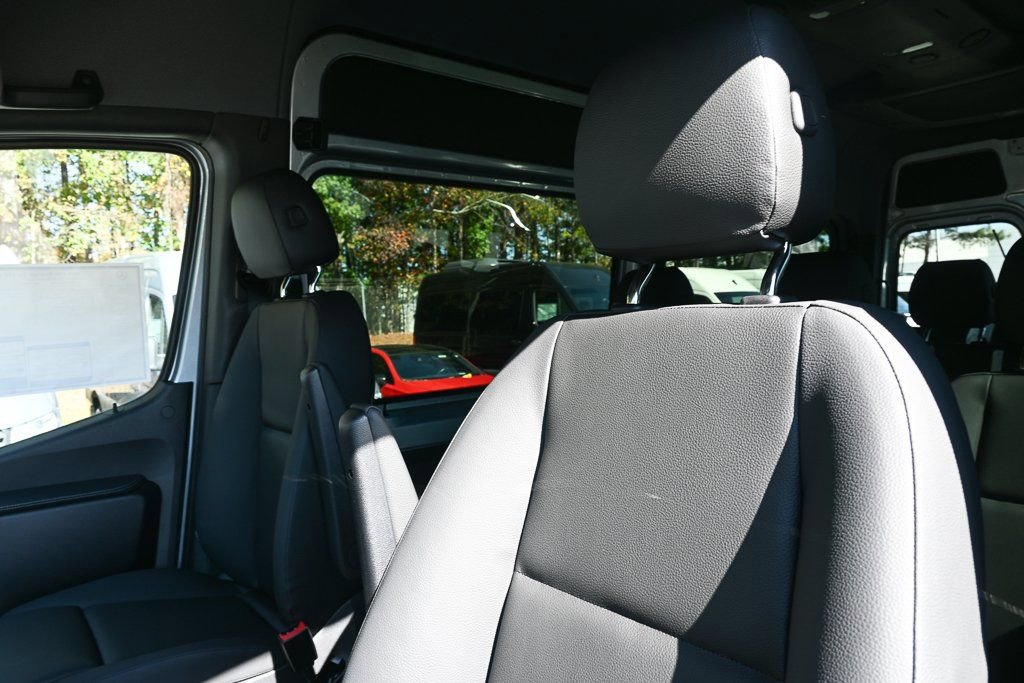 Used 2025 Mercedes-Benz Sprinter 2500 image 5