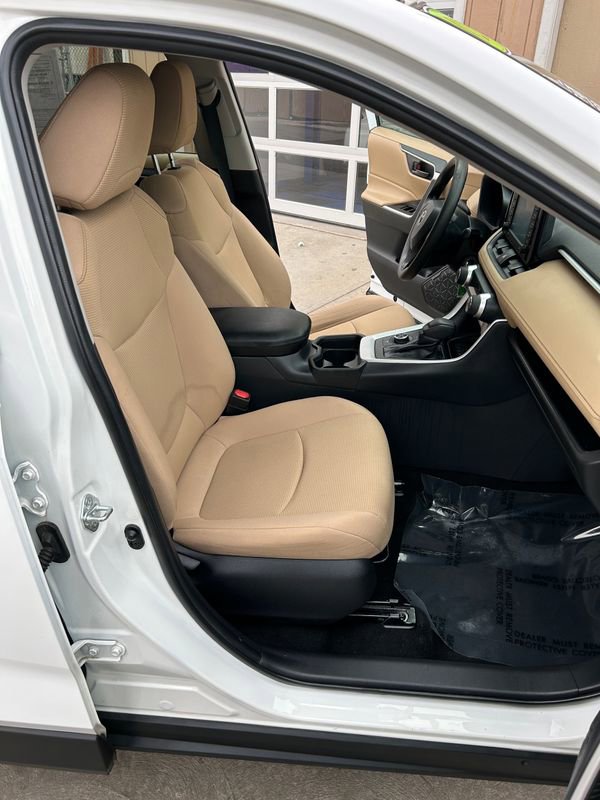 Used 2021 Toyota RAV4 LE image 18