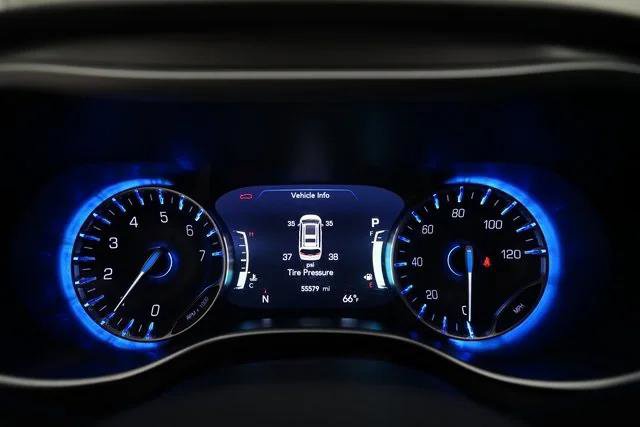 Certified 2024 Chrysler Pacifica Touring-L image 2