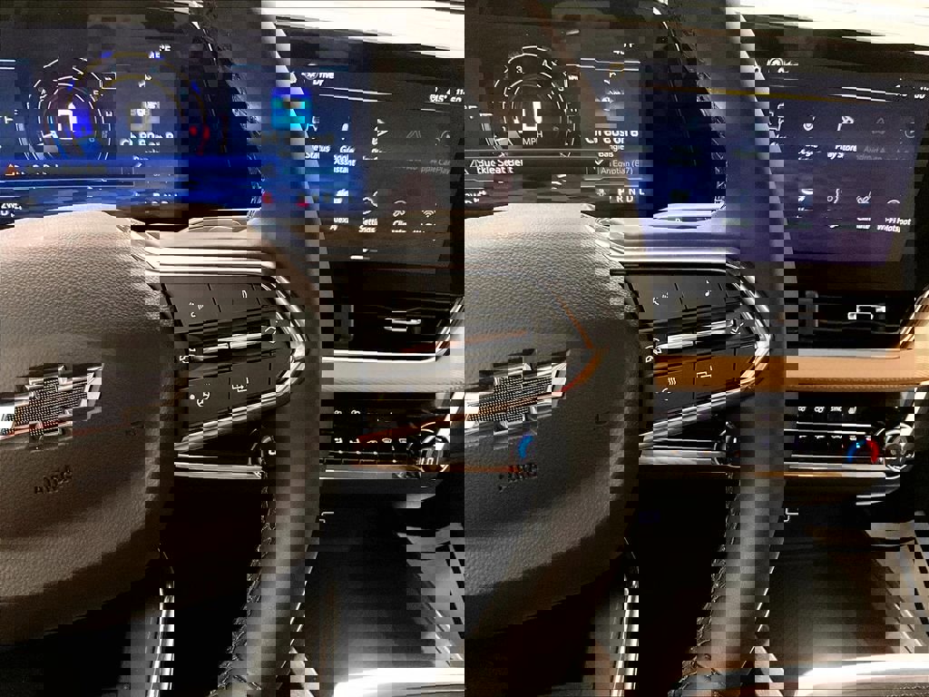 Used 2025 Chevrolet Equinox ACTIV w/ Safety and Technology Package AWD/4WD image 20