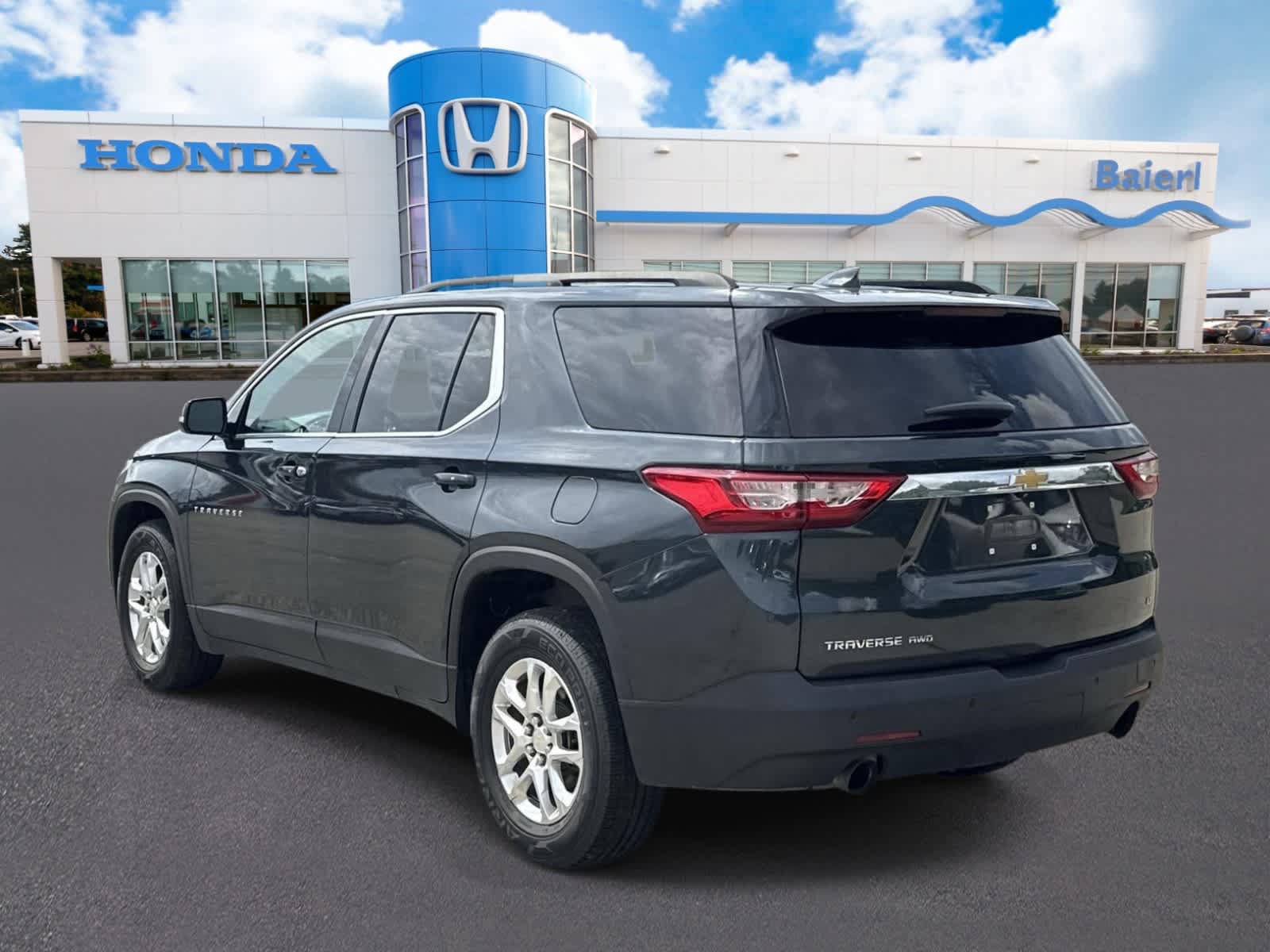 Used 2020 Chevrolet Traverse LT w/ Driver Confidence II Package AWD/4WD image 3