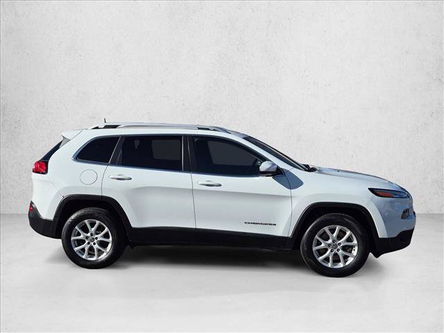 Used 2016 Jeep Cherokee Latitude w/ Cold Weather Group AWD/4WD image 4