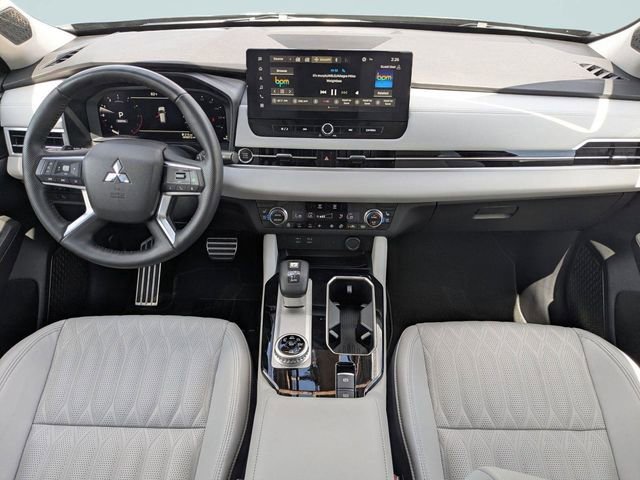 Used 2025 Mitsubishi Outlander AWD image 14