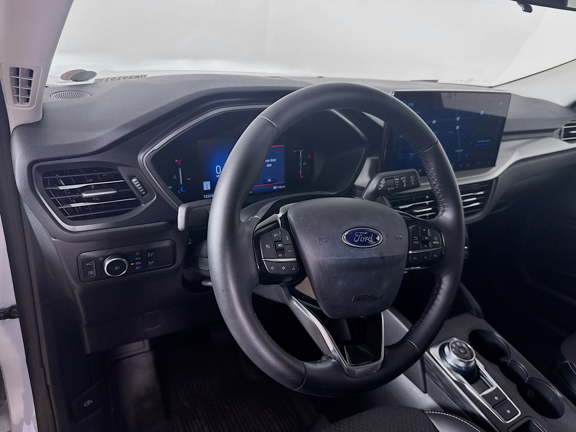 Used 2025 Ford Escape SE w/ Class II Trailer Tow Package FWD image 8