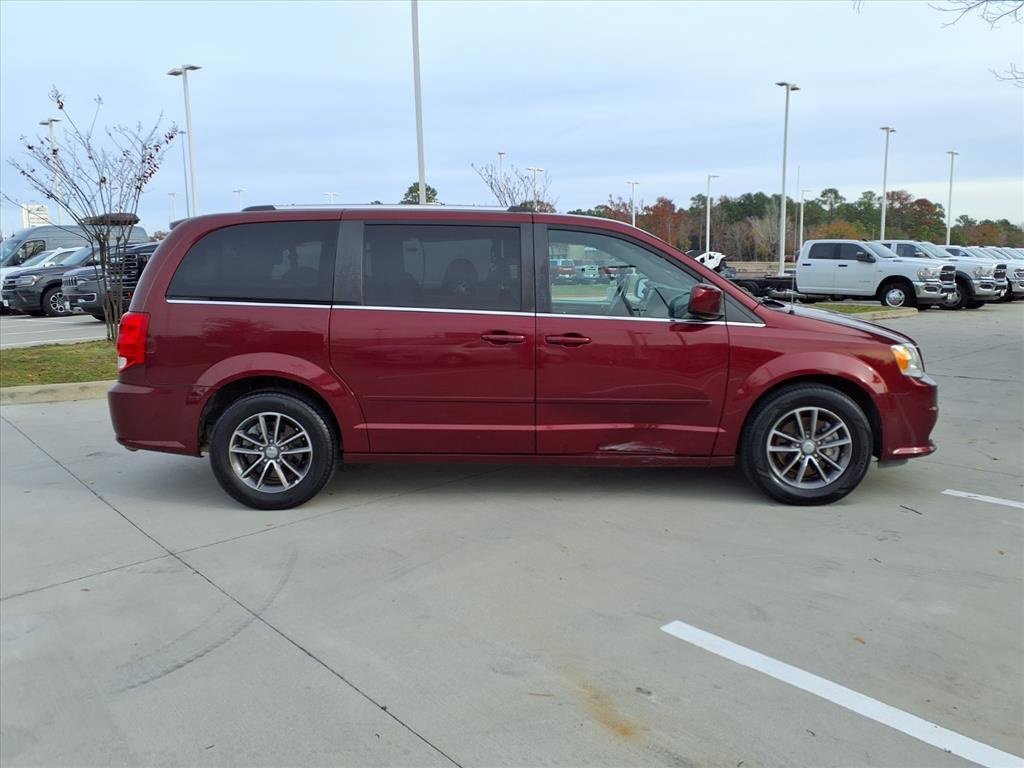 Used 2017 Dodge Grand Caravan SXT image 5