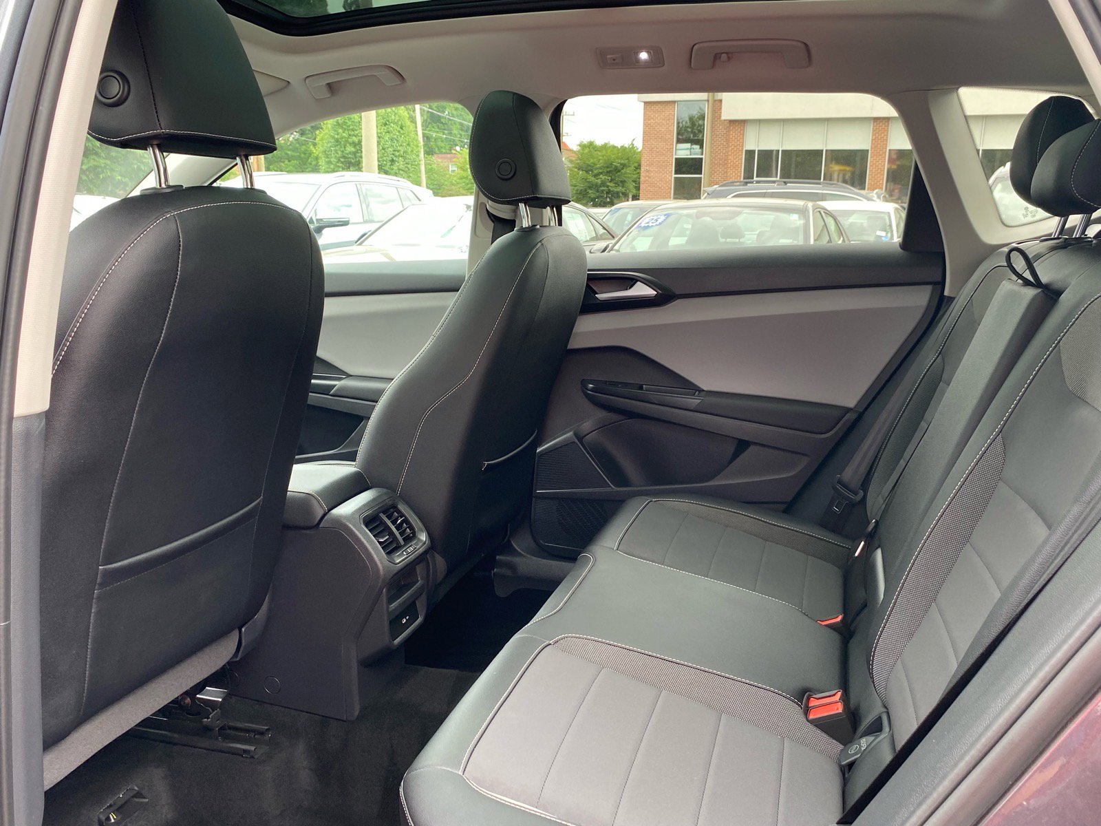 Used 2022 Volkswagen Taos SE w/ Panoramic Sunroof Package FWD image 20