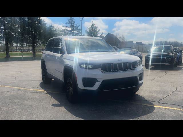 Used 2023 Jeep Grand Cherokee Laredo w/ Trailer Tow Prep Group (B) AWD/4WD image 26