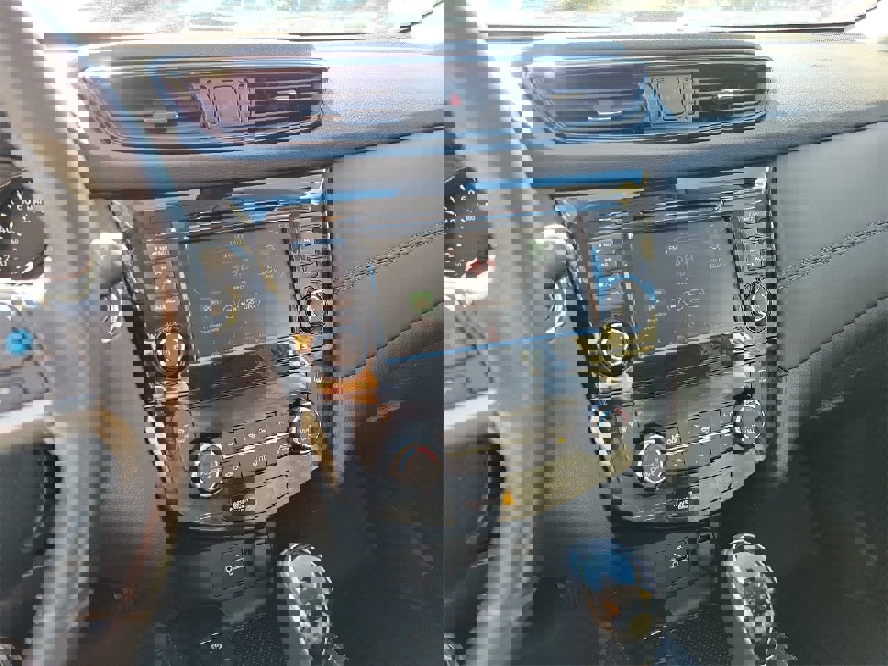 Used 2018 Nissan Rogue SL w/ Premium Package image 24