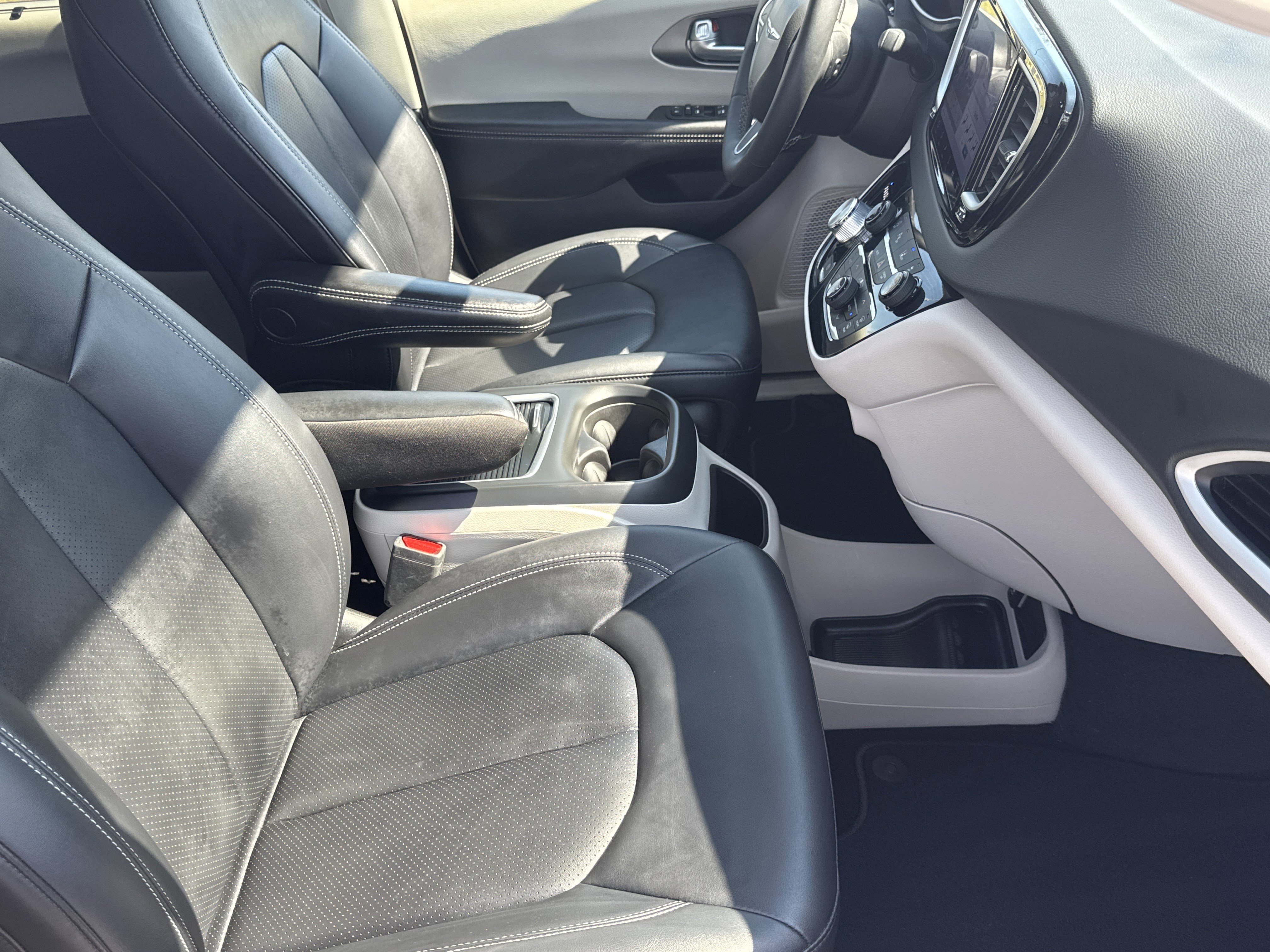 Used 2024 Chrysler Pacifica Touring-L image 15