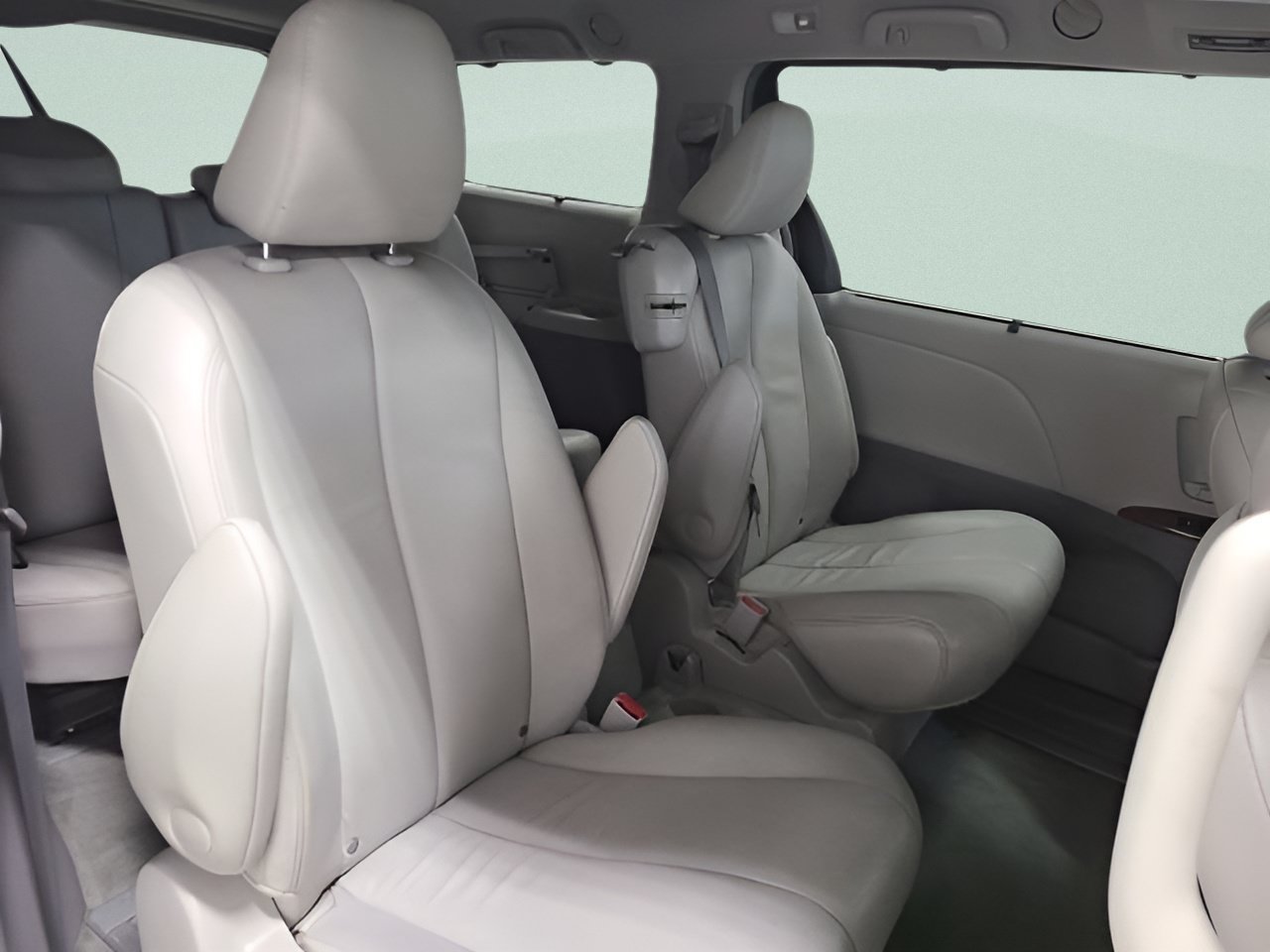 Used 2014 Toyota Sienna XLE w/ Entertainment Package FWD image 16