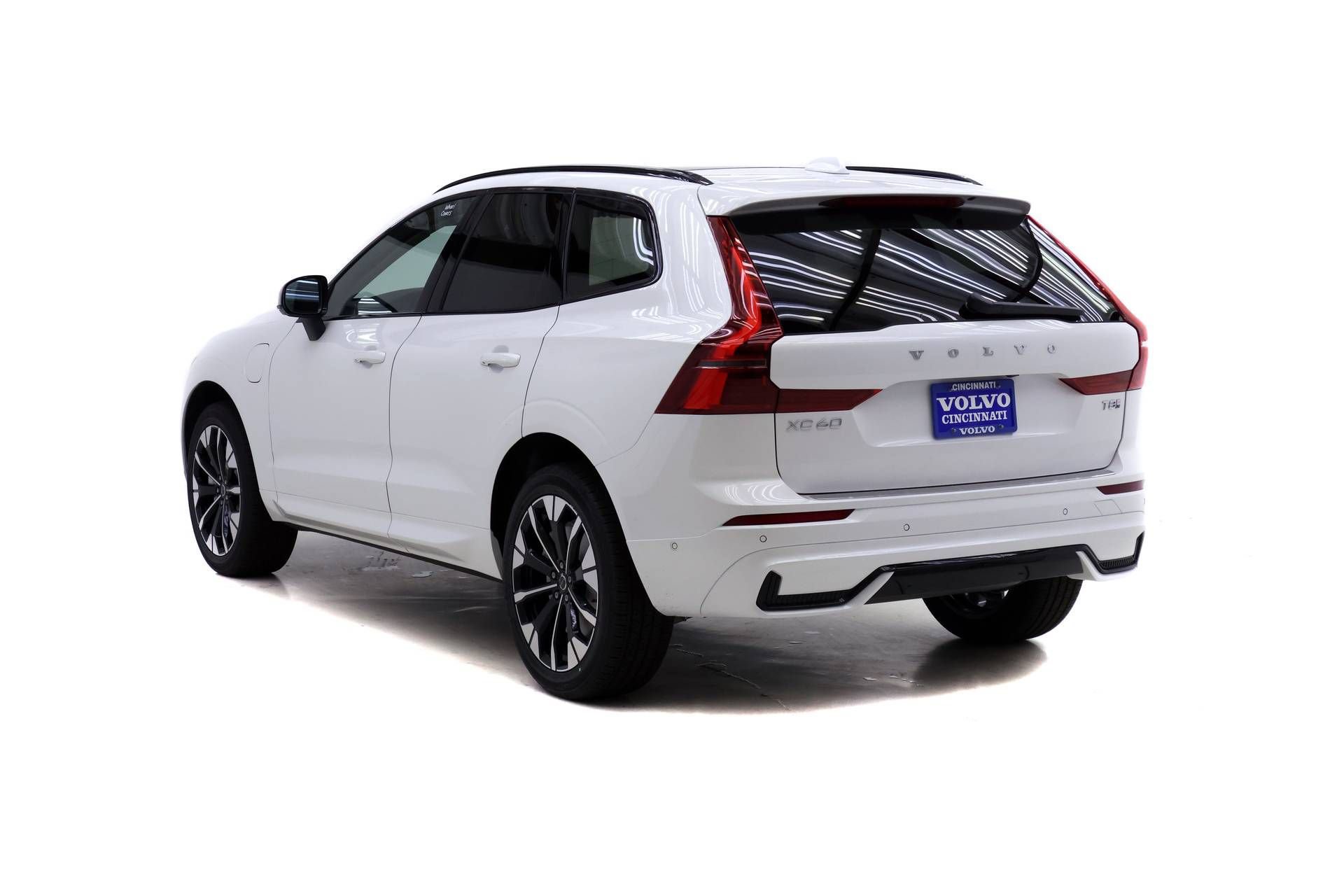 New 2026 Volvo XC60 T8 Plus w/ Climate Package PRO AWD/4WD image 5