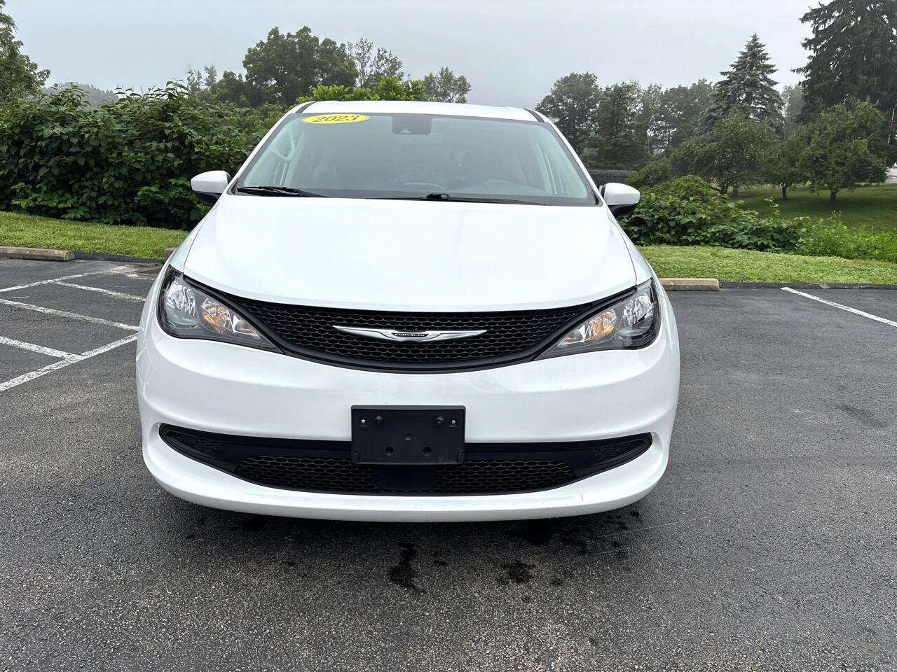 Used 2023 Chrysler Voyager LX image 2