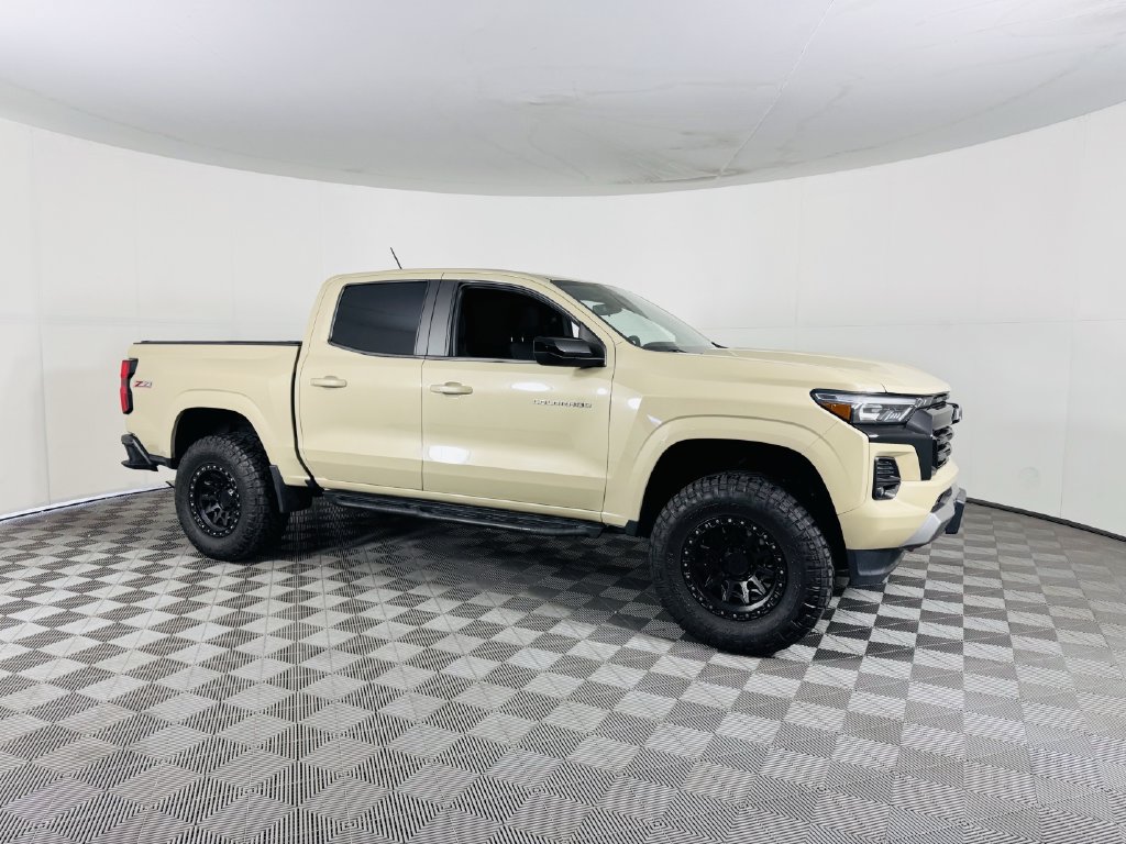 Used 2023 Chevrolet Colorado Z71 AWD/4WD image 2
