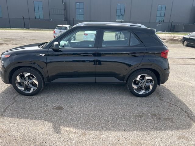 Used 2021 Hyundai Venue SEL image 2