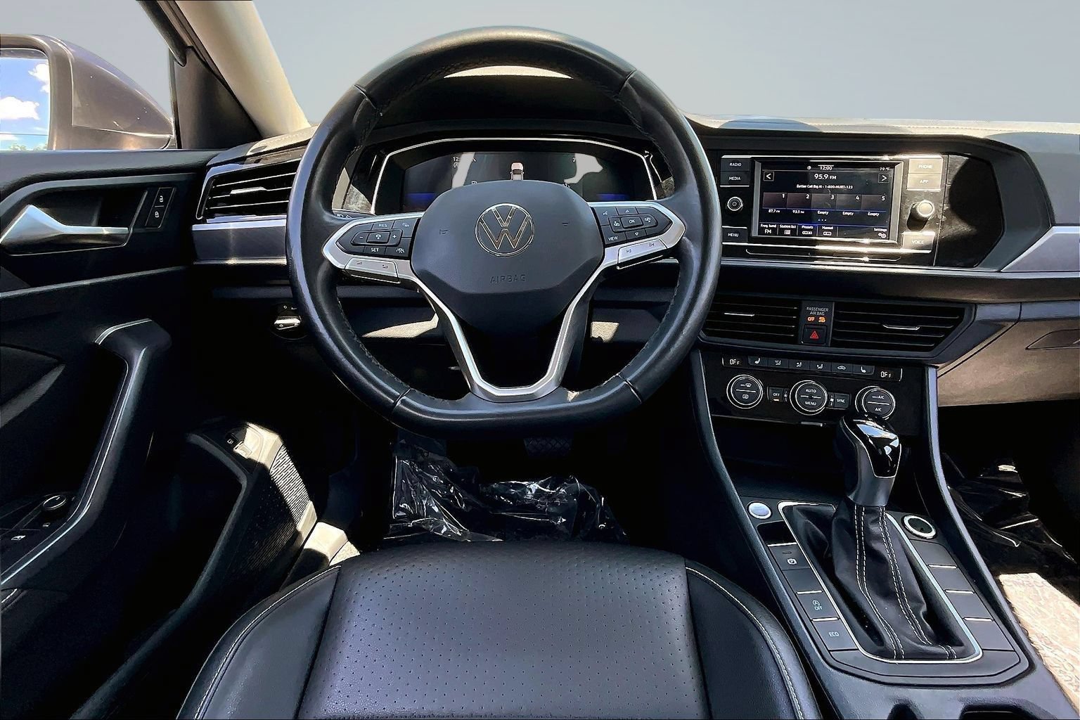 Used 2024 Volkswagen Jetta SE FWD image 7