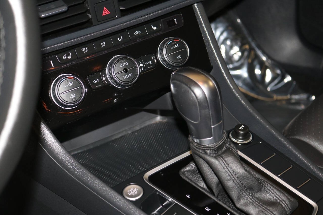 Used 2019 Volkswagen Jetta SE w/ Cold Weather Package FWD image 41