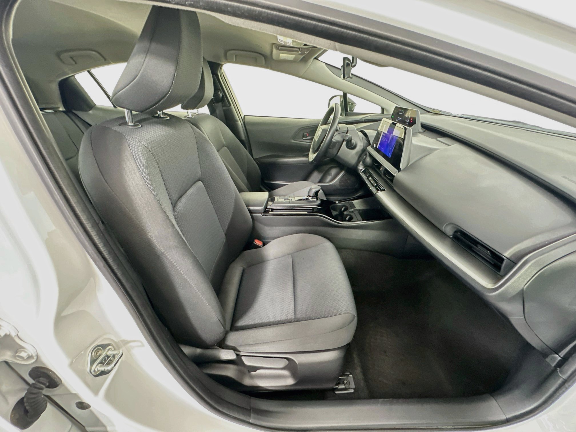 Used 2024 Toyota Prius LE FWD image 31