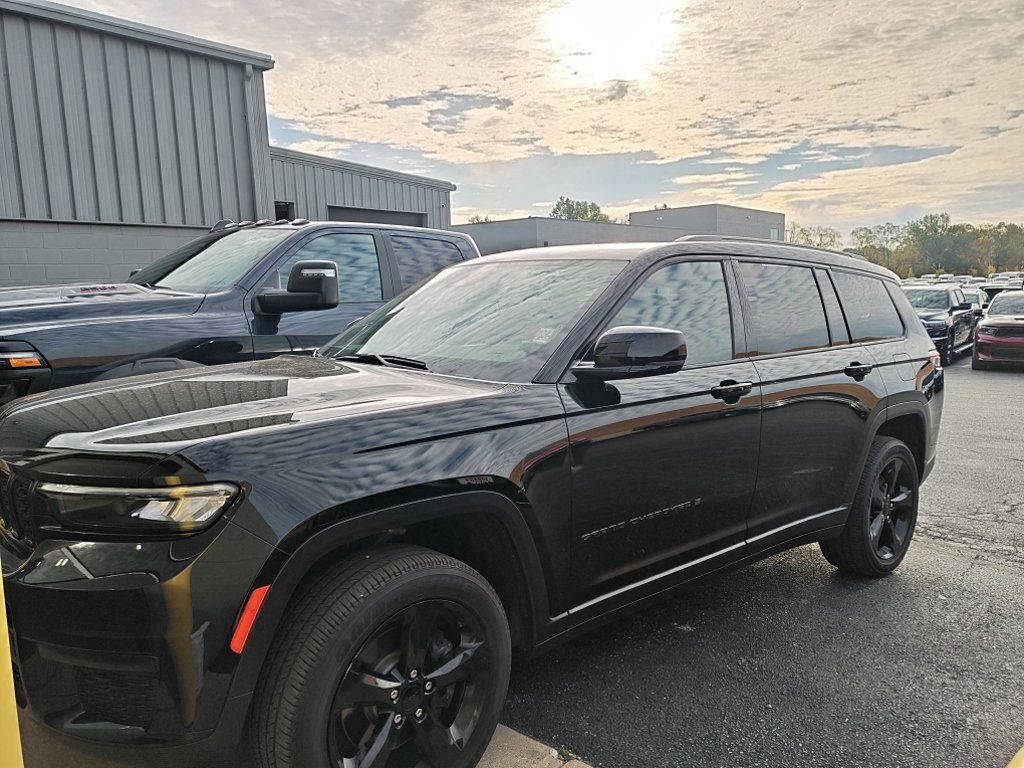 Used 2025 Jeep Grand Cherokee L Altitude AWD/4WD image 1