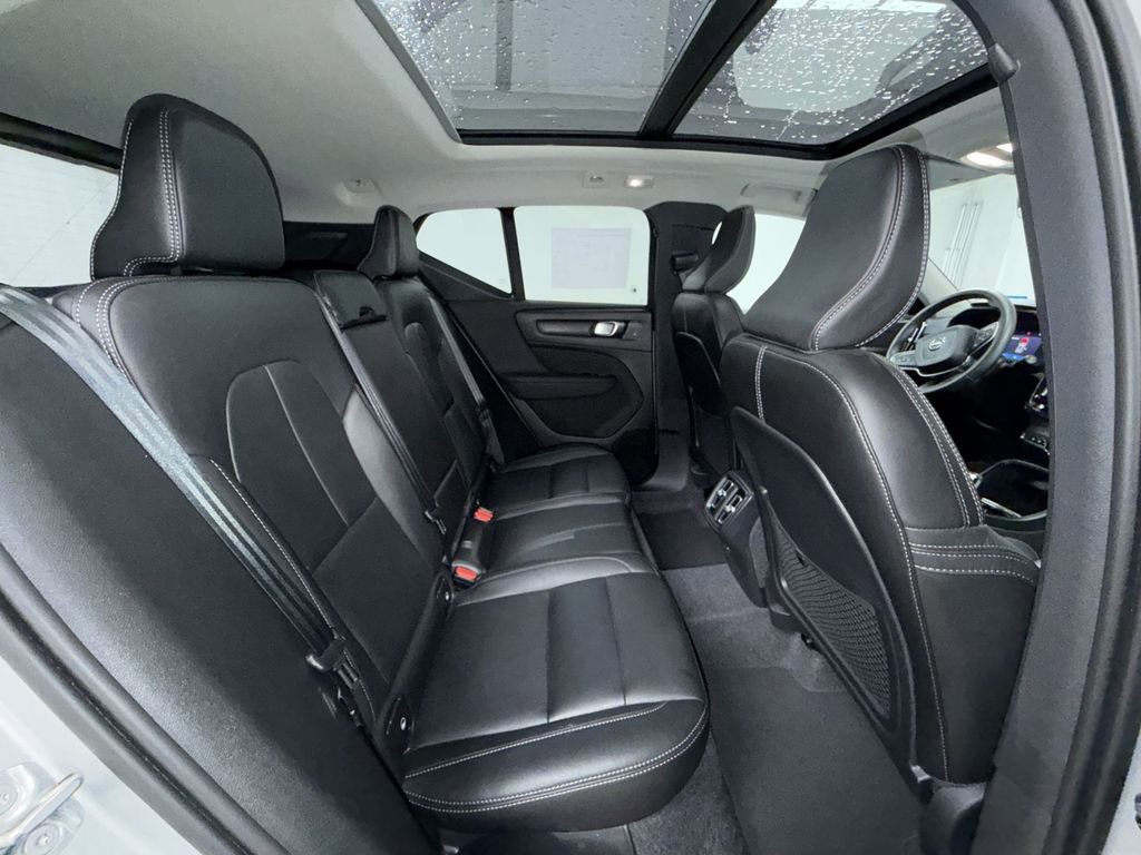 Used 2025 Volvo XC40 B5 Plus image 17