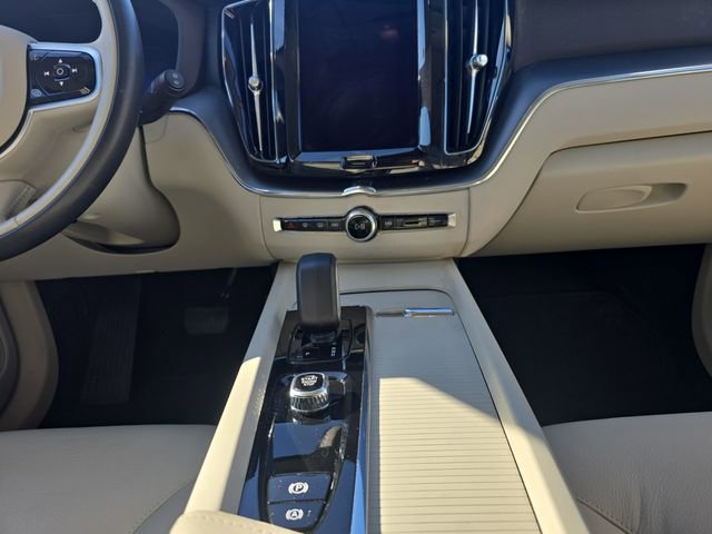 Used 2025 Volvo XC60 B5 Core AWD/4WD image 11