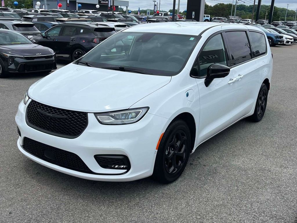 Used 2024 Chrysler Pacifica Limited FWD image 32
