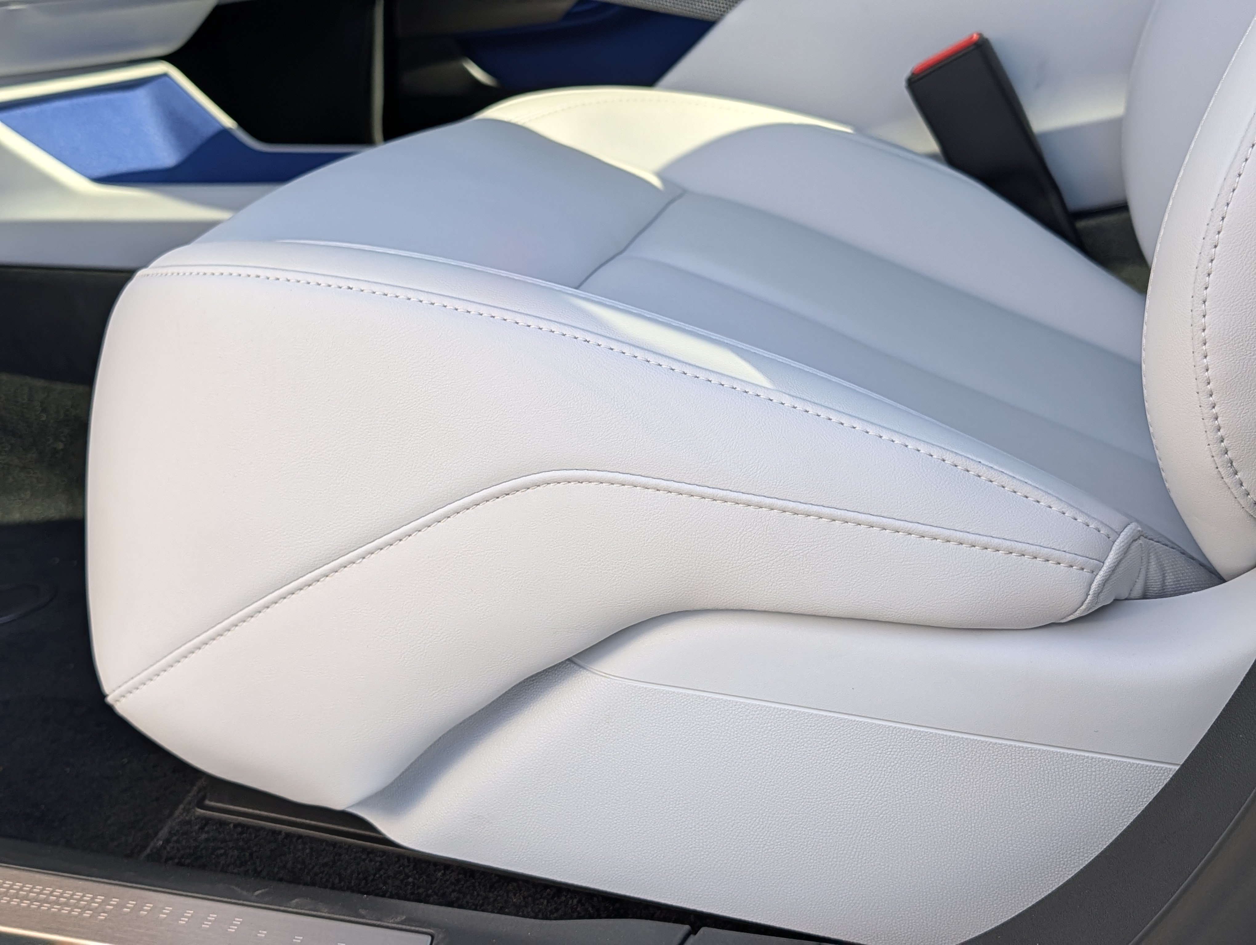 New 2027 Cadillac Optiq Luxury w/ LPO, Floor Liner Package AWD/4WD image 18