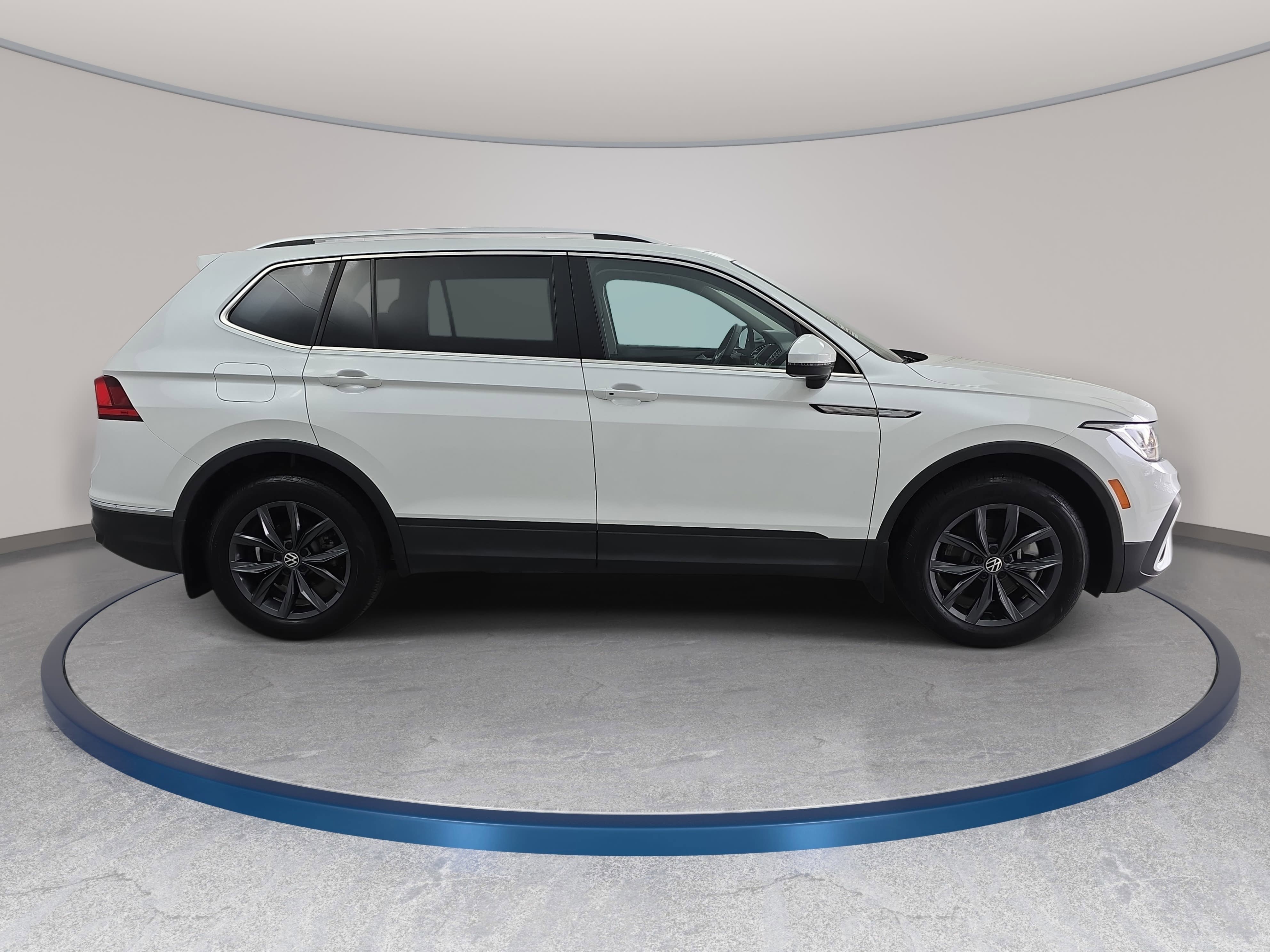 Certified 2023 Volkswagen Tiguan SE w/ Panoramic Sunroof Package image 4