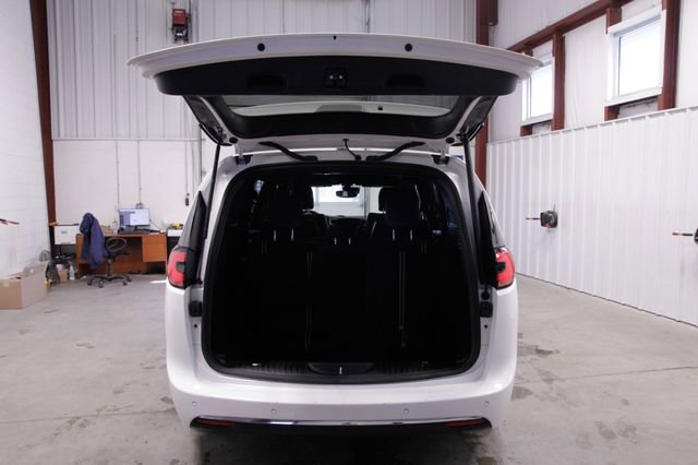 Used 2025 Chrysler Pacifica Select image 22